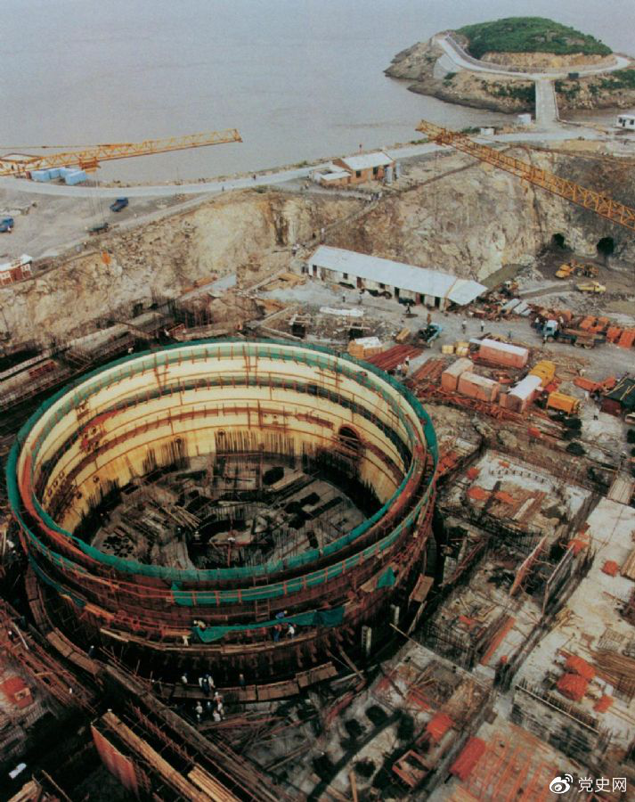 1991年12月15日，中国第一座自行设计、自行建造的核电站——秦山核电站并网发电。图为建筑中的秦山核电站。